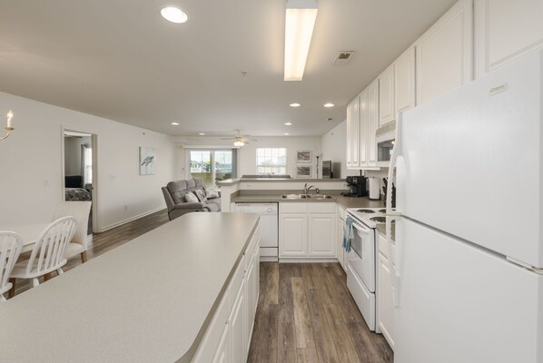 Coffee/tea maker, fridge, microwave, oven - Rehoboth Beach Condo Walk to Shops and Restaurants (Rehoboth Beach)