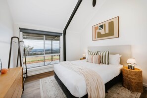 5 bedrooms, iron/ironing board, WiFi, bed sheets