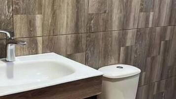 Serviettes fournies, savon, papier toilette