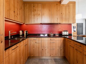 Kühlschrank, Ofen, Geschirrspüler, Kochgeschirr/Geschirr/Besteck