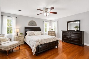 4 bedrooms, iron/ironing board, WiFi, bed sheets - Windsor Cove: Where Lake Days Become Family Traditions (Jacksboro)