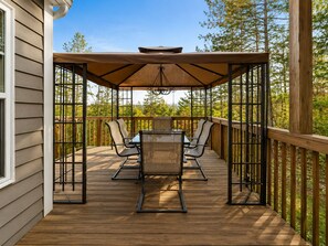Outdoor dining - Windsor Cove: Where Lake Days Become Family Traditions (Jacksboro)