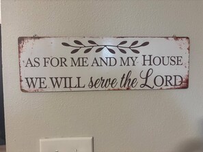 Un panneau mural avec du texte et des éléments décoratifs.