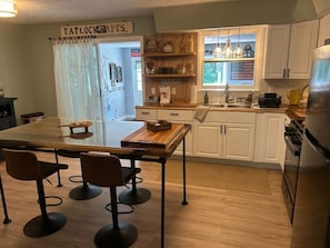 Coffee/tea maker, fridge, microwave, oven