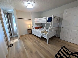 Tabla de planchar con plancha, wifi y ropa de cama 