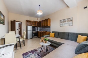 House - Green Waves Retreat 1BR Apartment (Golem)