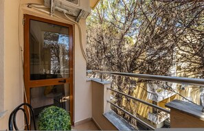 House - Green Waves Retreat 1BR Apartment (Golem)