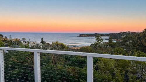 Malua Bay Escape – Expansive ocean views, stroll to beach, shops & dining