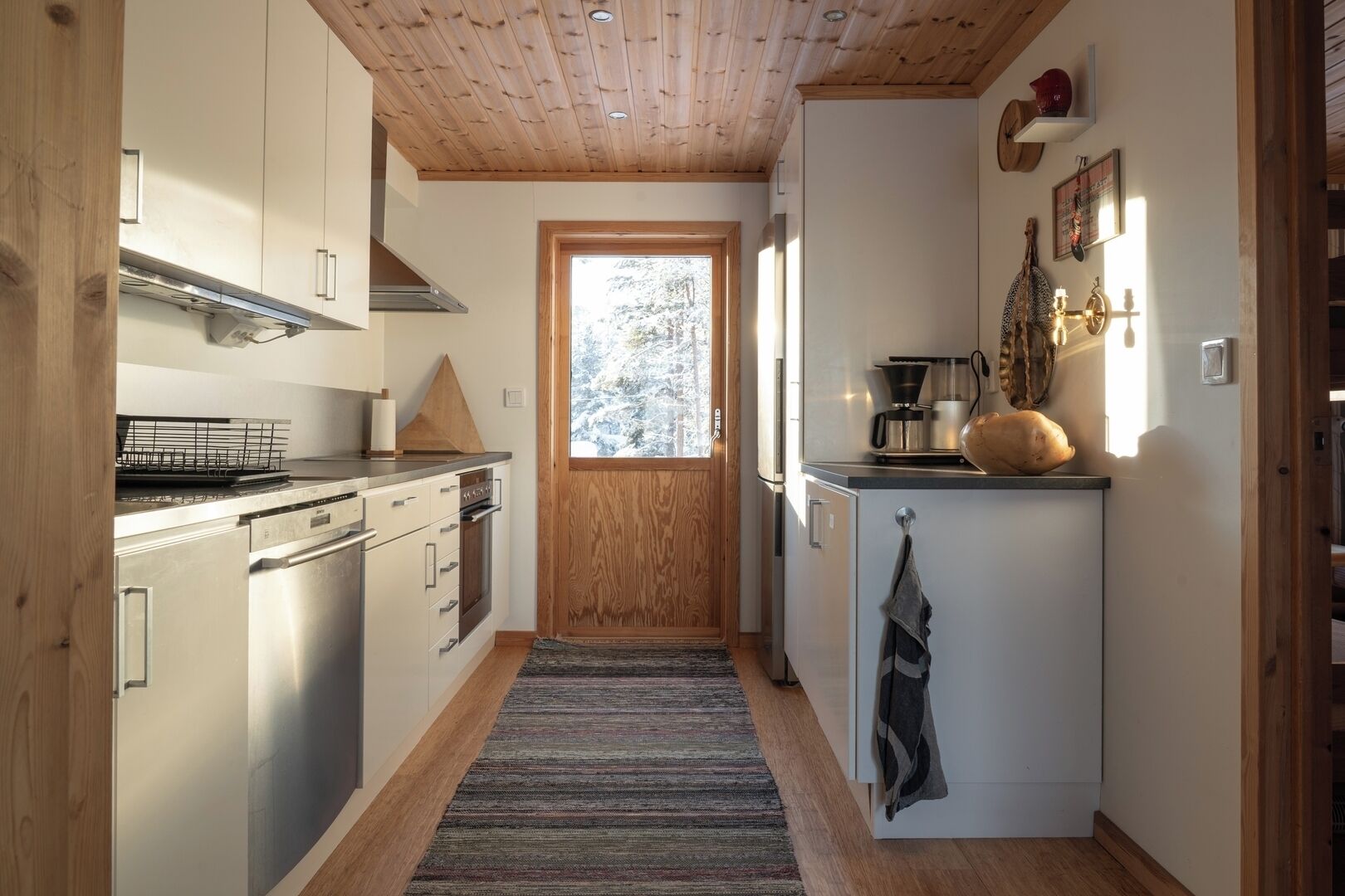 Kahvin-/teenkeitin, jääkaappi, mikroaaltouuni, uuni