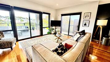 Deluxe House, 3 Bedrooms, Pets allowed, Lake View | Living area