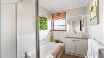 Casa Deluxe, 3 habitaciones, Se admiten mascotas, vistas al lago | Baño | Secador de pelo