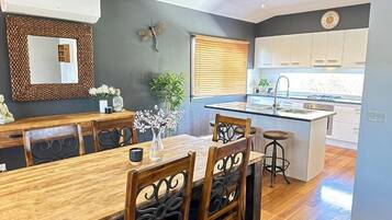 Deluxe House, 3 Bedrooms, Pets allowed, Lake View | Dining