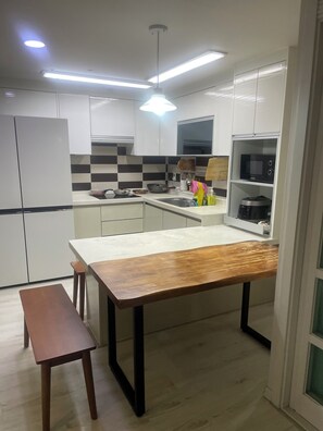 Dormitorio compartido clásico (Non-Korean Nationals Women only) | Área de sala de estar