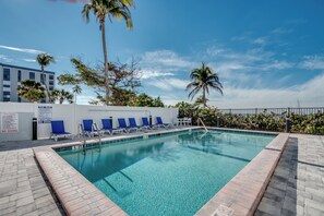 Pool - Beach Villas 101 Beachfront Condo: Heated Pool, Walk to Dwtn (Fort Myers Beach)