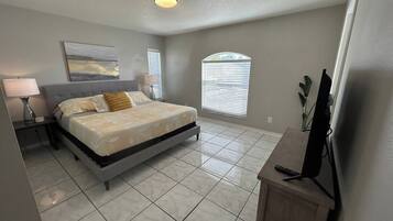 2 habitaciones, escritorio y tabla de planchar con plancha
