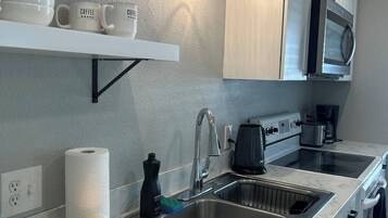Cafetera y tetera, refrigerador, microondas y horno