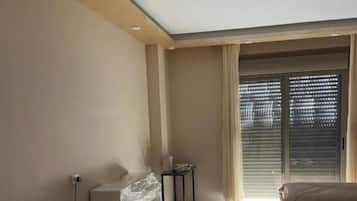Deluxe-Dreibettzimmer, Balkon, Stadtblick | Wellness