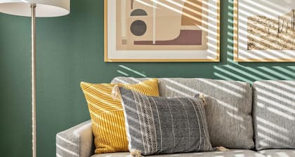 Landing Stunning 1BD in Far West Side