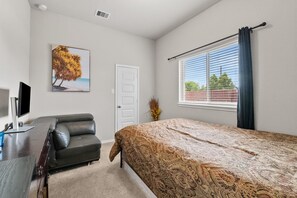 4 bedrooms, iron/ironing board, WiFi, bed sheets - Spacious 4-bedroom corporate apartment in cool Missouri City (Missouri City)