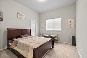 4 habitaciones, tabla de planchar con plancha, wifi y ropa de cama 