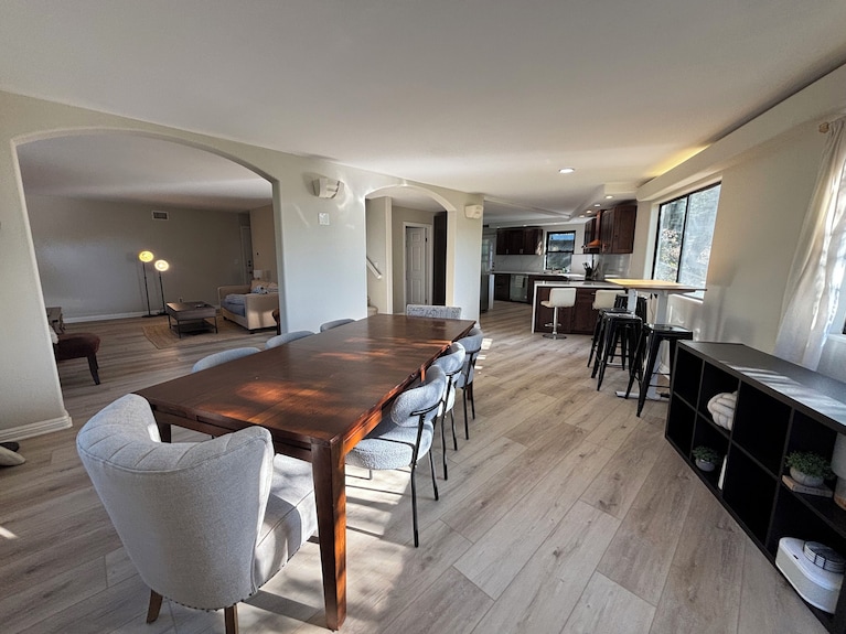 2067sqft 6-bed 3-bedroom 2.5-bath House Prime Location Of Newbury Park With Ac - Moorpark, CA
