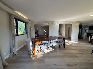 Dining - 2067sqft 6-bed 3-bedroom 2.5-bath house prime location of Newbury Park with AC (Newbury Park)