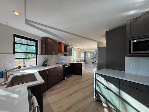 2067sqft 6-bed 3-bedroom 2.5-bath house prime location of Newbury Park with AC