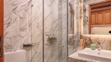 Suite estudio Deluxe, 1 cama King size, cocina | Baño | Regadera, secadora de cabello, toallas, jabón