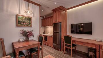Suite estudio ejecutiva, cocina | Cocina privada | Refrigerador, microondas, parrilla de estufa y utensilios de cocina