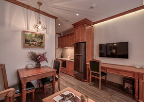 Suite estudio ejecutiva, cocina | Cocina privada | Frigorífico, microondas, placa de cocina y utensilios de cocina
