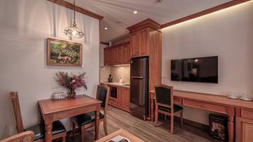 Deluxe Studio Suite, 1 King Bed, Kitchen | Dining