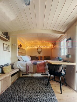 Room - Cosy Shepherds Hut Sleeps 2 with Hot Tub (Bridgwater)