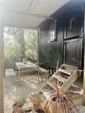 Outdoor dining - Cosy Shepherds Hut Sleeps 2 with Hot Tub (Bridgwater)