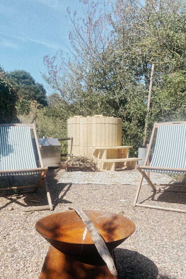 Property grounds - Cosy Shepherds Hut Sleeps 2 with Hot Tub (Bridgwater)