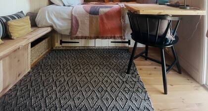 Pet Friendly Shepherd's Hut, Sleeps 2 with Hot Tub