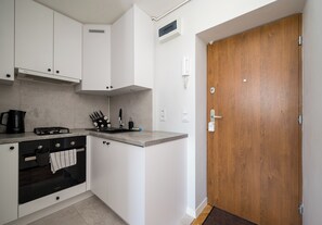 Wasserkocher mit Kaffee-/Teezubehör, Kühlschrank, Ofen, Herdplatte