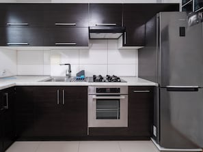 Cafetera y tetera, refrigerador, horno y parrilla de estufa 