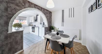 2 Bed House - Sleeps 4 - Garden - Parking - Wifi