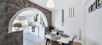 2 Bed House - Sleeps 4 - Garden - Parking - Wifi