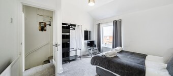 2 Bed House - Sleeps 4 - Garden - Parking - Wifi