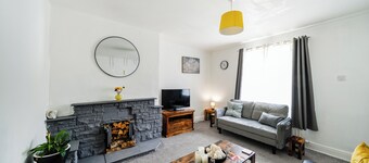 2 Bed House - Sleeps 4 - Garden - Parking - Wifi