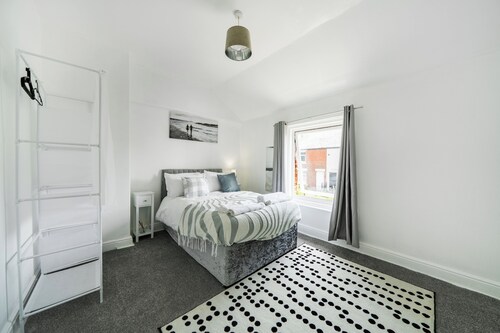 2 Bed House - Sleeps 4 - Garden - Parking - Wifi