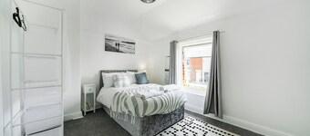 2 Bed House - Sleeps 4 - Garden - Parking - Wifi