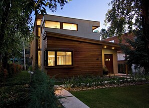 A modern two-story house with large windows, a wooden facade, and a well-maintained garden. - Soothing 4-bedroom house with AC in charming Aspen (Aspen)