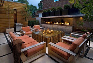 Terrace/patio - Soothing 4-bedroom house with AC in charming Aspen (Aspen)