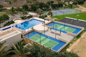 Ein Wohngebiet mit Schwimmbad, Tennisplätzen und Basketballfeld.