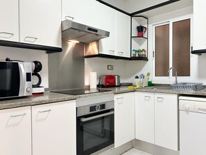 Wasserkocher mit Kaffee-/Teezubehör, Kühlschrank, Mikrowelle, Ofen