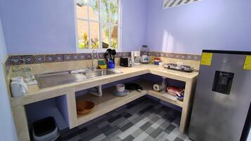 Fridge, stovetop, coffee/tea maker, toaster
