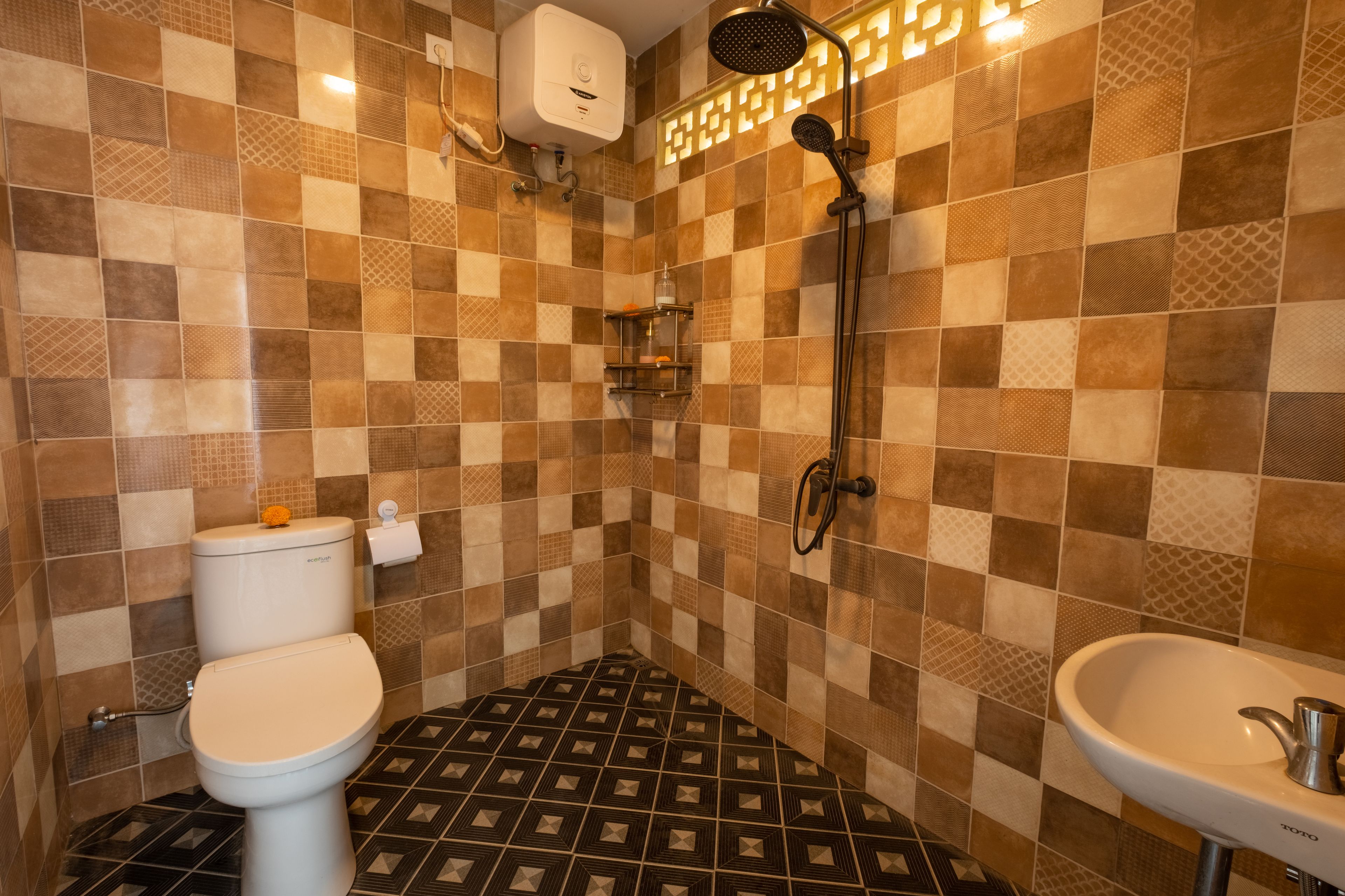 Un baño con inodoro, ducha y lavamanos.