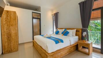 Habitación Deluxe, no fumadores, balcón | Escritorio y wifi gratis